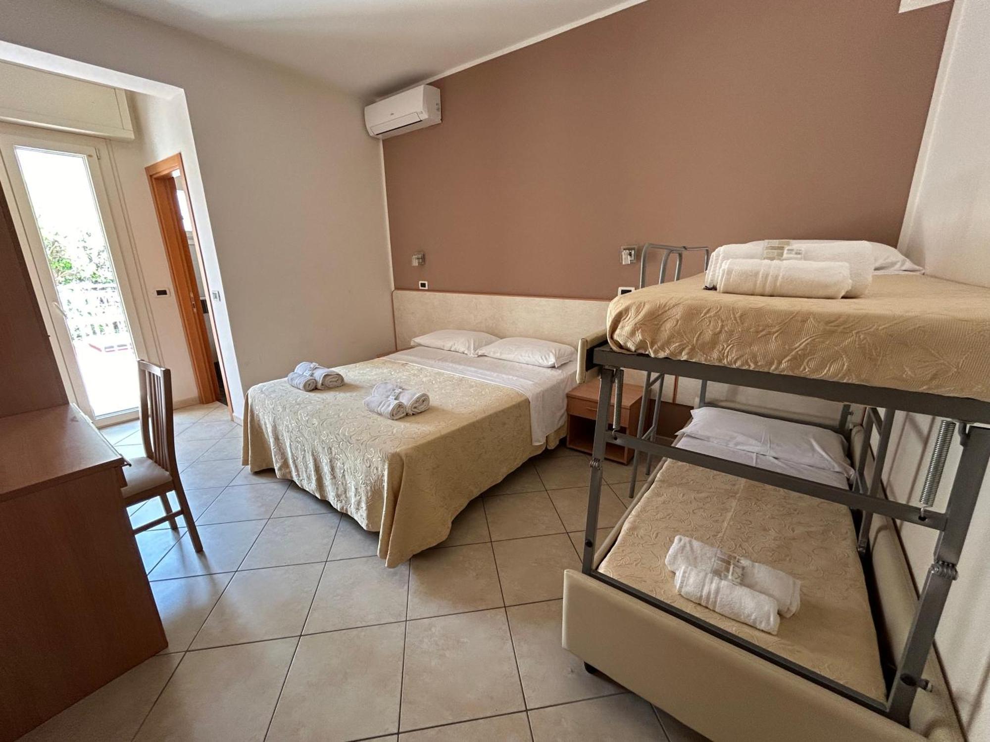 Hotel Favorita Чезенатико Екстериор снимка