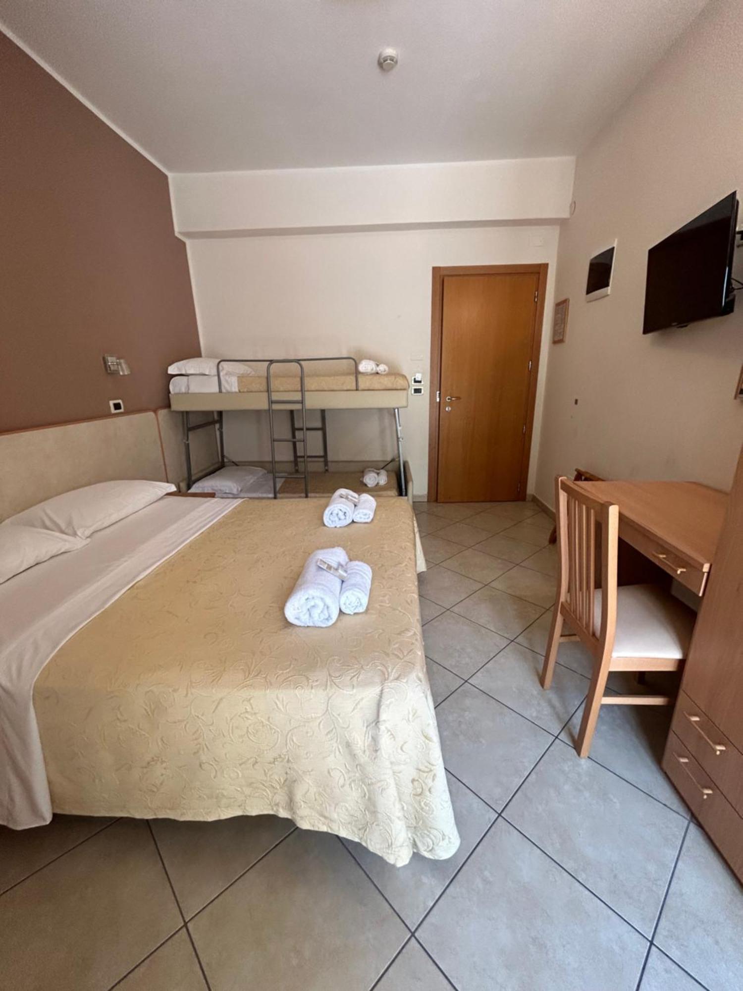 Hotel Favorita Чезенатико Екстериор снимка