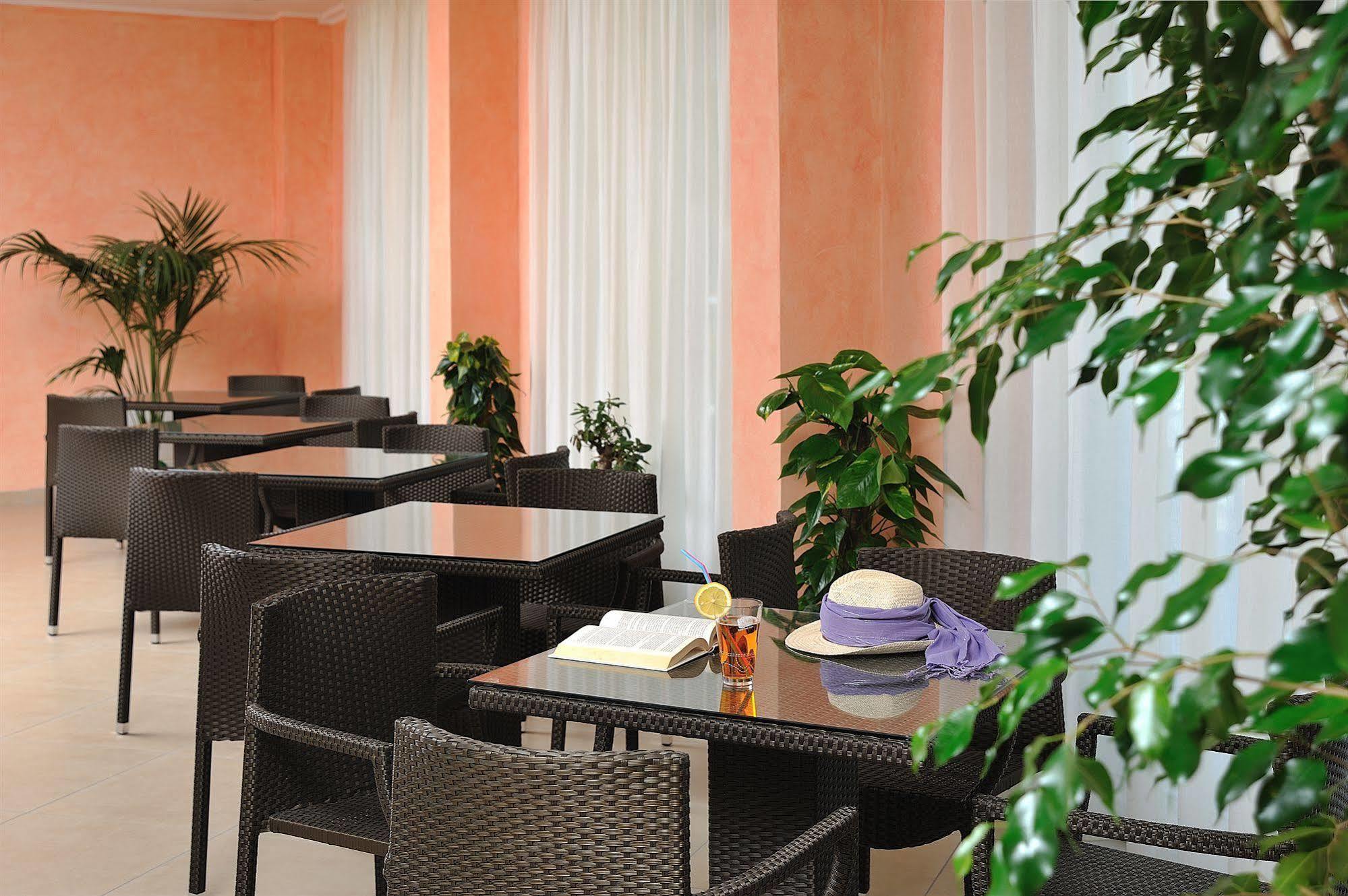 Hotel Favorita Чезенатико Екстериор снимка