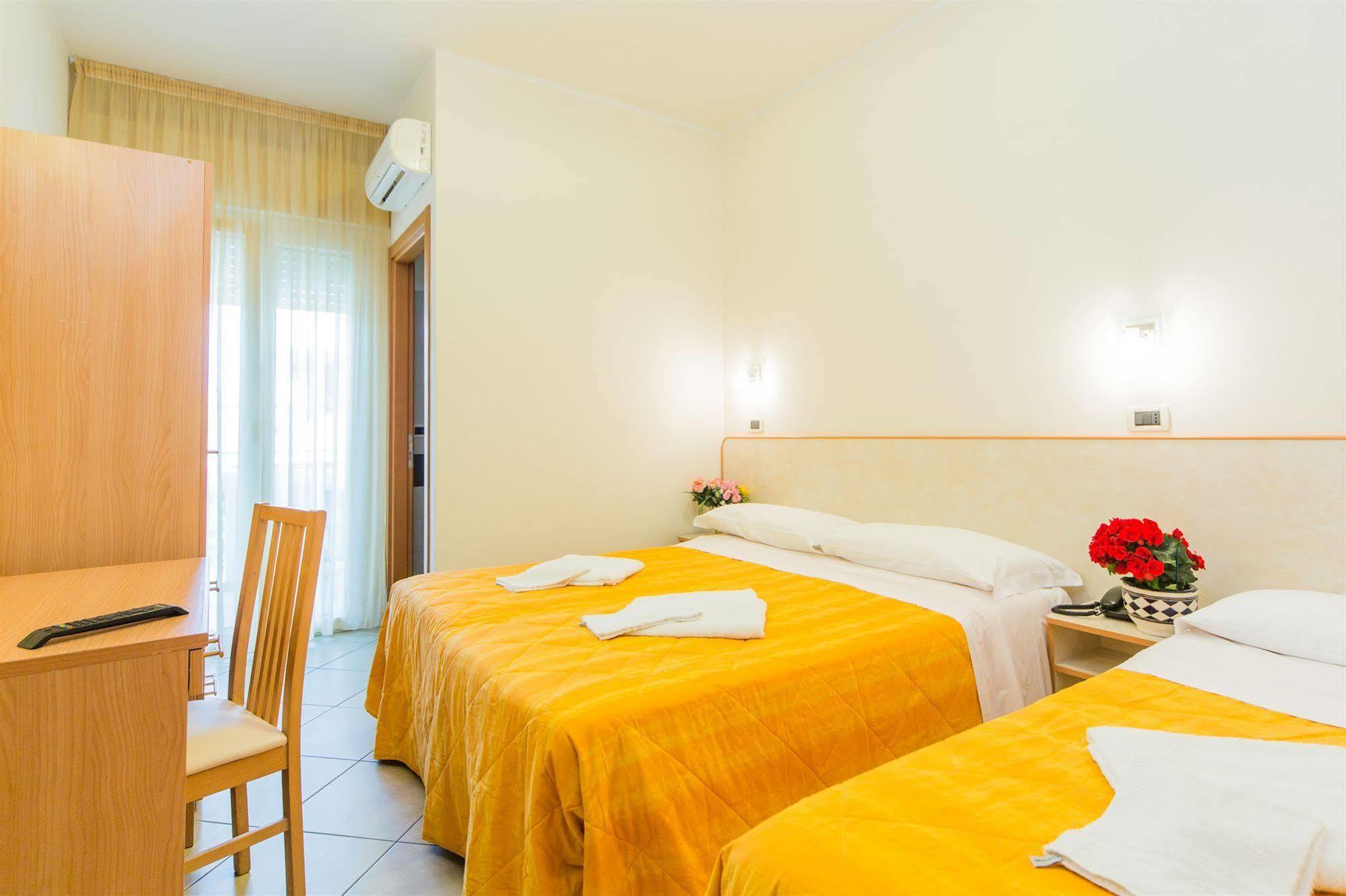 Hotel Favorita Чезенатико Екстериор снимка