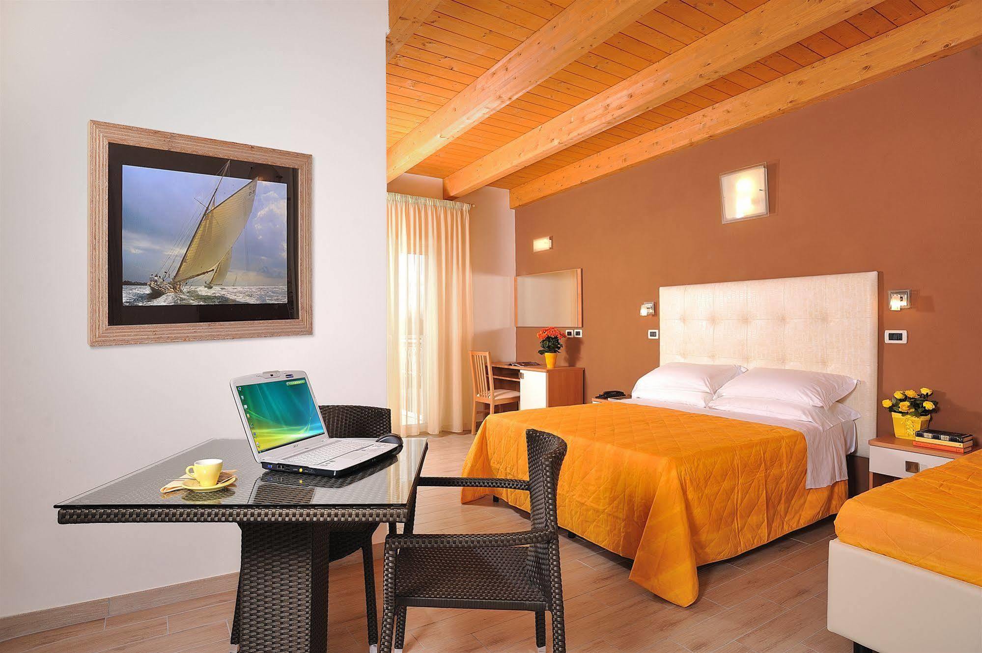 Hotel Favorita Чезенатико Екстериор снимка