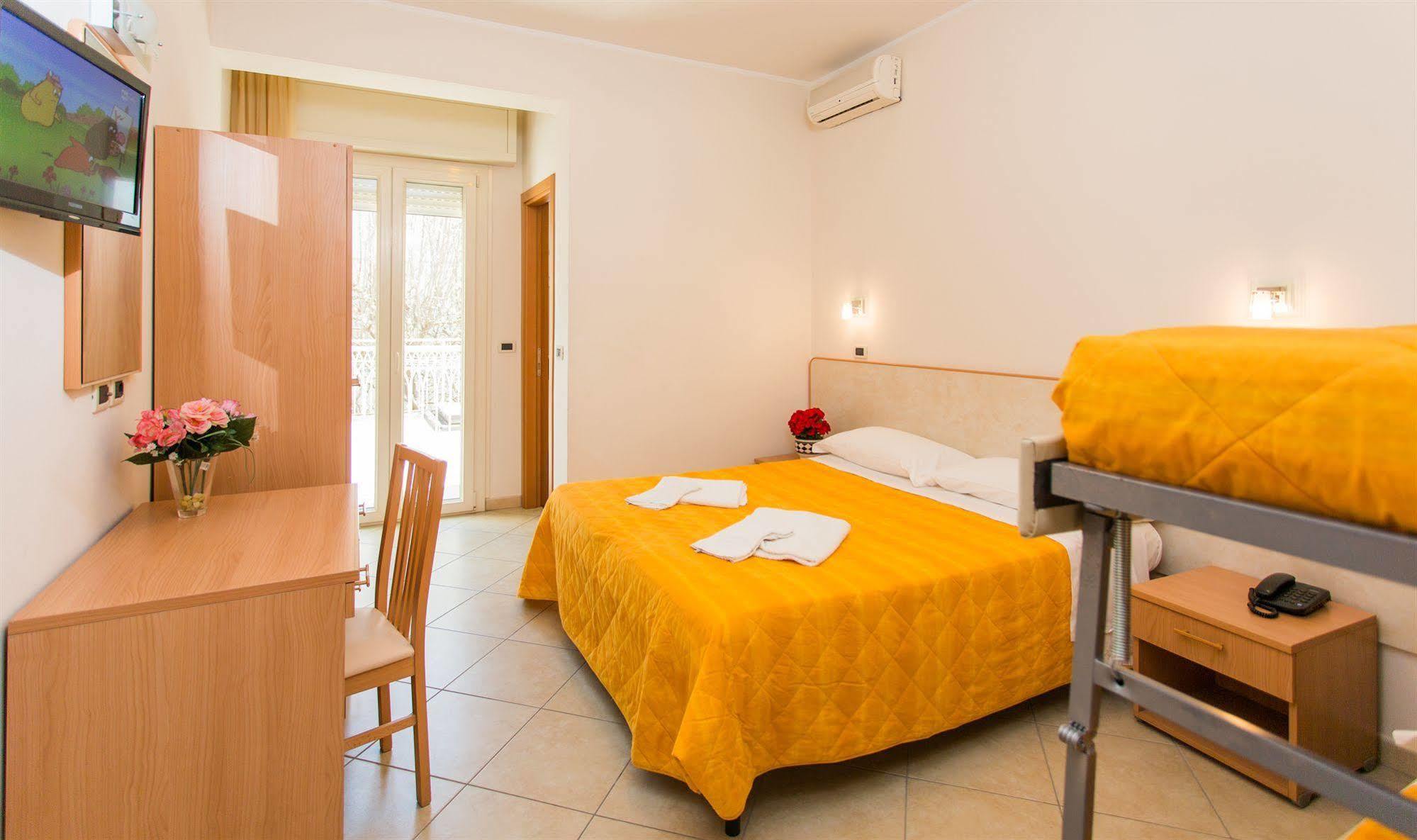 Hotel Favorita Чезенатико Екстериор снимка