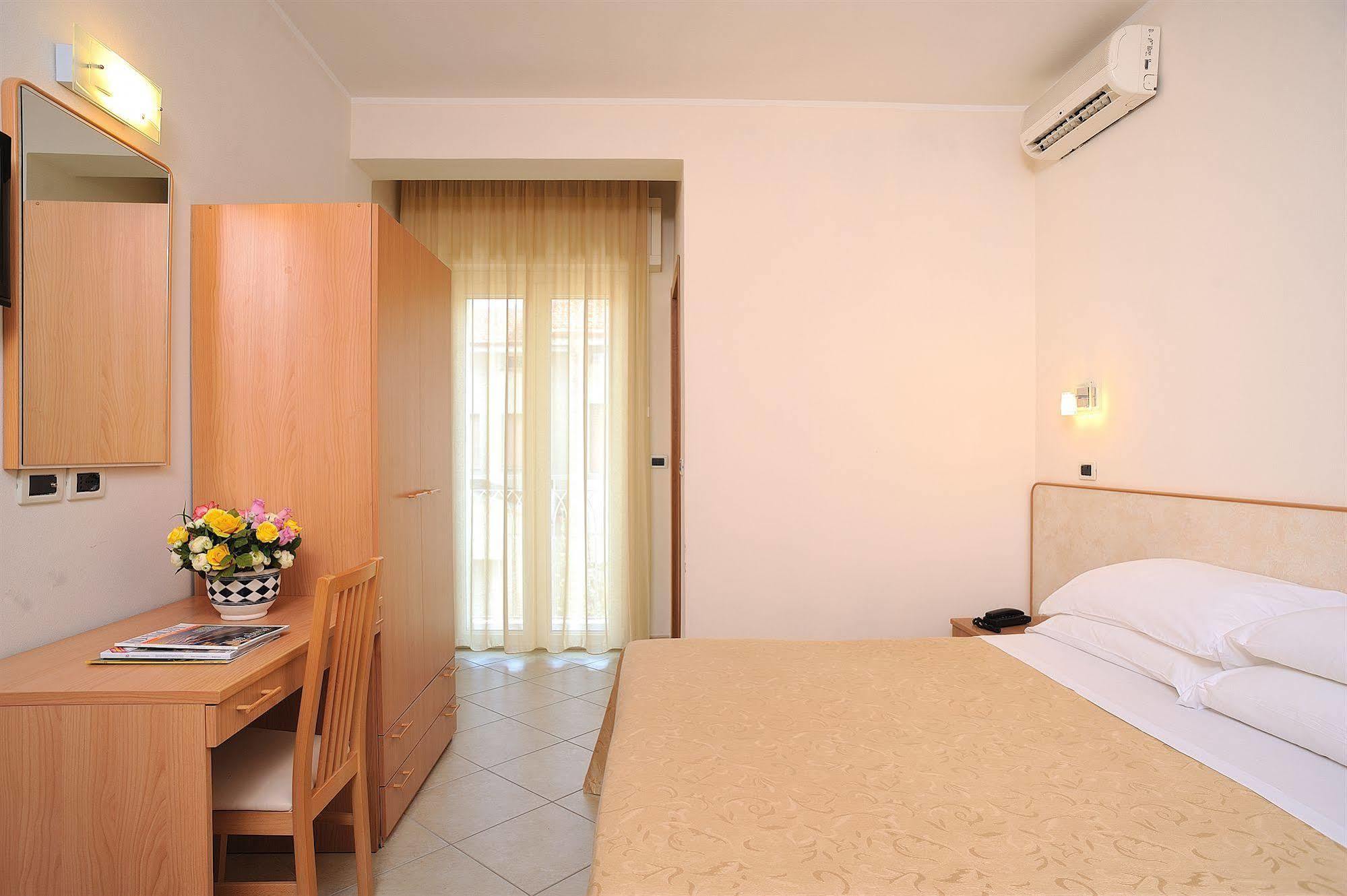 Hotel Favorita Чезенатико Екстериор снимка