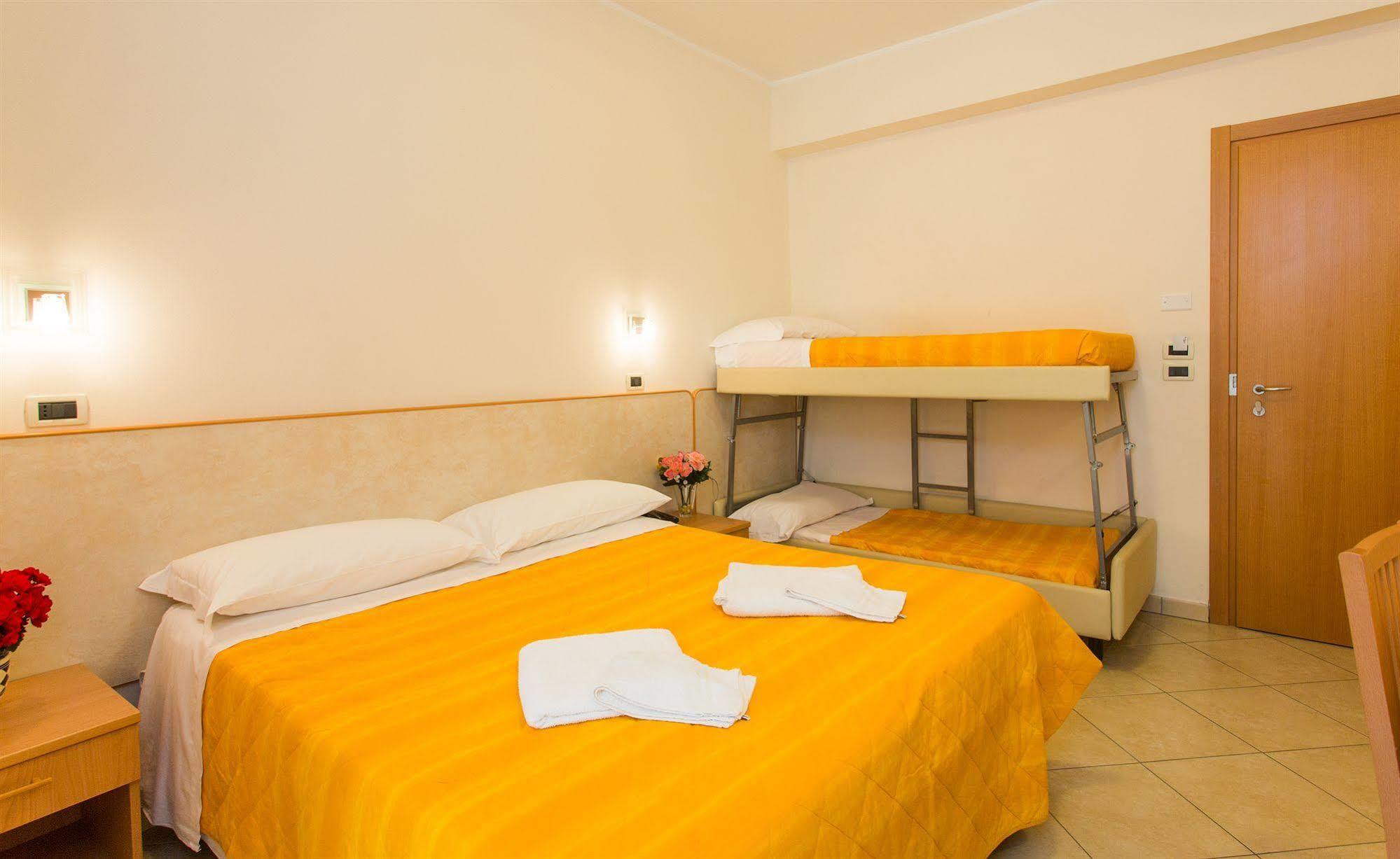 Hotel Favorita Чезенатико Екстериор снимка